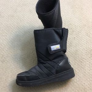 Black snow boots